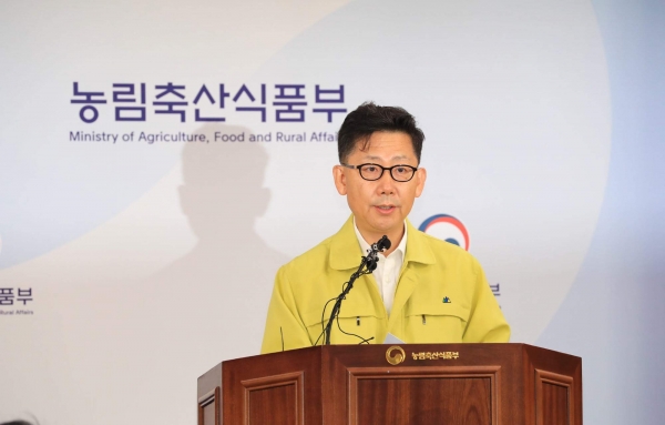 김현수 농림축산식품부 장관이 17일 세종정부청사 방역상황실에서 아프리카돼지열병 발생에 따른 긴급대책을 발표했다.