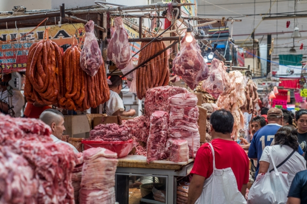 돼지고기를 판매 중인 멕시코시티 시장의 모습