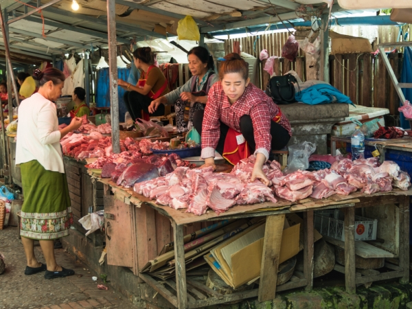 라오스의 돼지고기 가격이 급등세를 보이고 있다. 사진은 육류를 판매하는 라오스 시장의 모습.