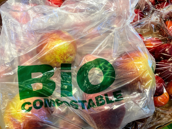 뉴질랜드가 세계 최초로 마트 내에서 과일, 야채 등을 담을 때 쓰는 일회용 비닐봉지 사용을 금지했다.
